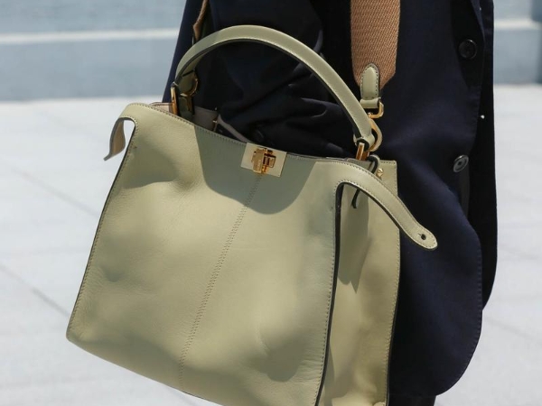 【經典紅什麼】經典款到底紅什麼？這篇讓你秒懂 Fendi Peekaboo 包包熱賣 10 年的秘密！林志玲、李聖經都是鐵粉～