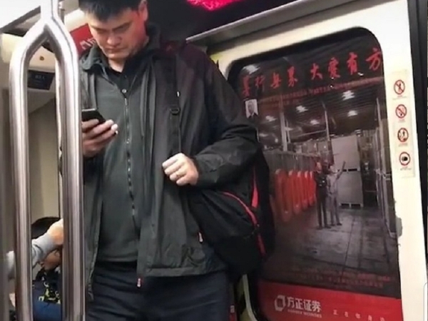 姚明被直擊平民搭地鐵「頂著天花板」超痛苦　身高 190 公分陳建州站旁邊也「超顯矮」！