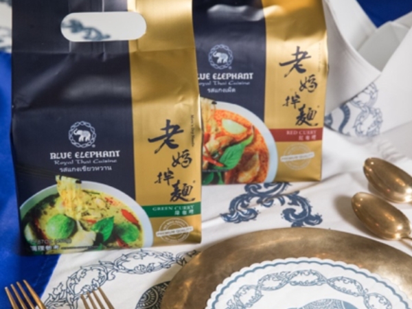 在家也能吃到米其林餐點？老媽拌麵 x 藍象餐廳 泰式聯名口味，咖哩迷不能不吃！