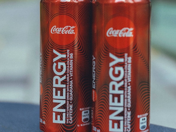 Coca-Cola Energy 全台限量販售中！已受封「最好喝能量飲料」，超炫波紋包裝再掀打卡熱！