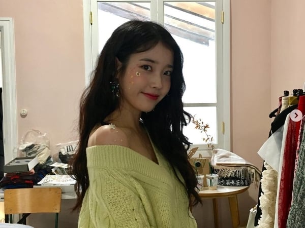 今夏最夯的「酪梨色」很難駕馭？其實它超顯白！看 IU、秀智等 4 位女星如何穿出「質感文青味」？