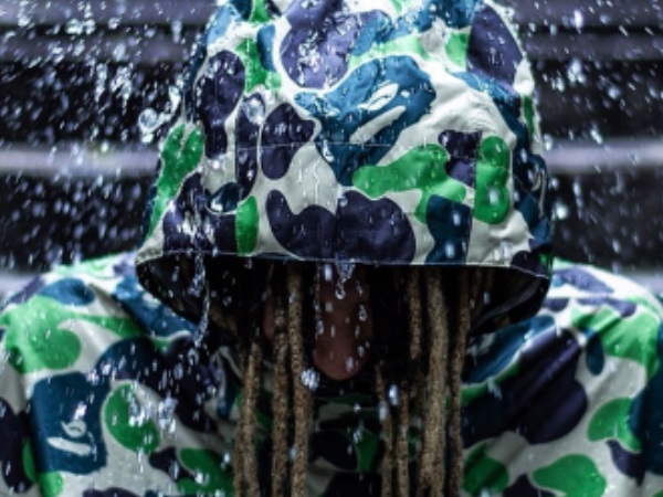 情人節讓我濕了!原來是颱風天雨水太濕,但有這 3 款「潮流雨衣」就不用怕!