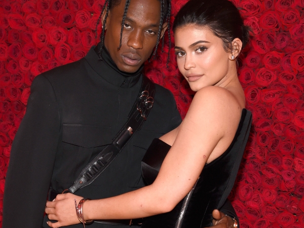Travis Scott  提前幫凱莉詹娜 22 歲過生日「滿滿玫瑰花海」塞滿豪宅超誇張！預告還有驚人之舉