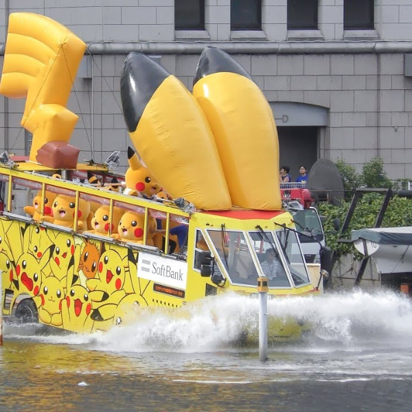 橫濱「皮卡丘大量發生中」水陸兩用巴士直接衝進水裡太酷炫，神奇寶貝迷必要去朝聖一次！