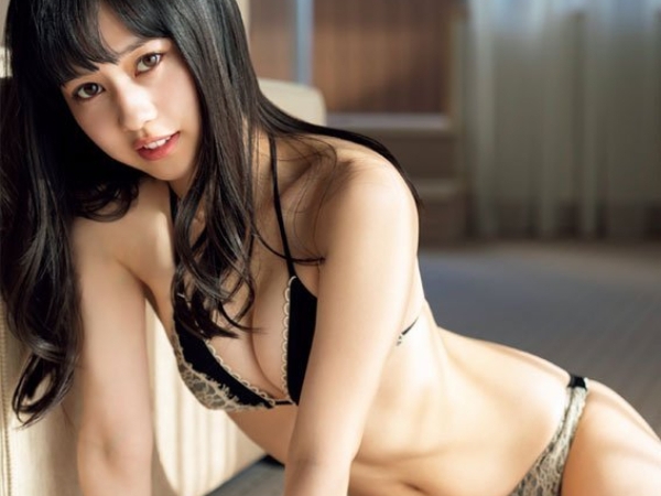 【野生抓正妹❤】日本格鬥節目驚見「超萌舉牌小姐」大爆紅！網友：想跟她玩摔角⋯
