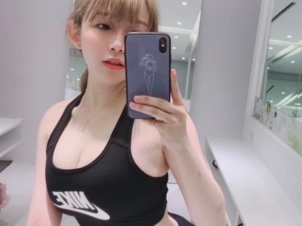 「隱乳女神」阿樂公開「瘦身成果」體重！直言：你們不是我的誰，只要我愛自己就好