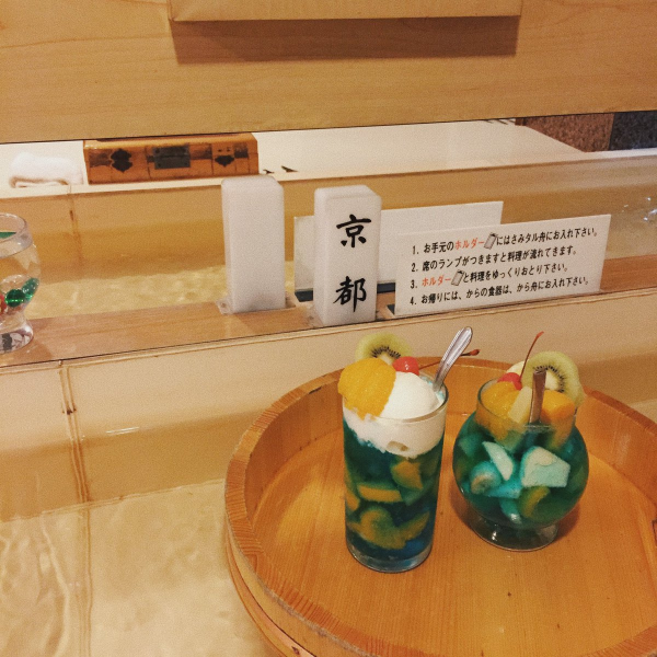 懷舊風情！日本「流水式」喫茶店可愛爆紅，點飲料到送餐完全不需要跟店員說話！