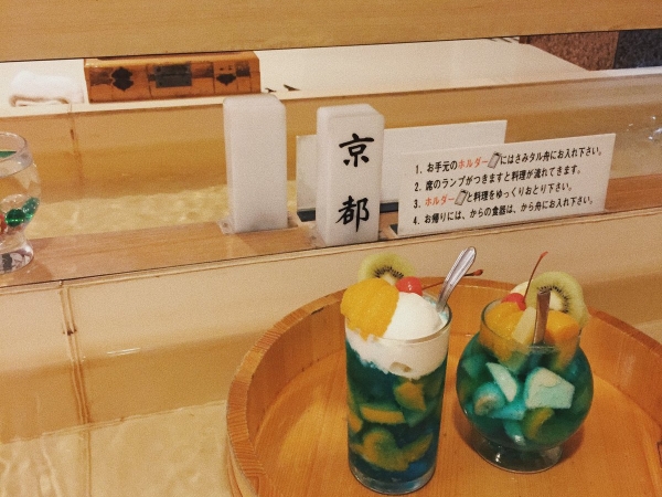 懷舊風情！日本「流水式」喫茶店可愛爆紅，點飲料到送餐完全不需要跟店員說話！