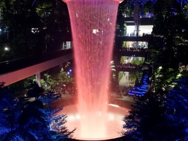 【新加坡】樟宜機場新設施：星耀樟宜（Jewel Changi Airport）景點、美食攻略，室內最大瀑布雨漩渦、星空花園門票、購物資訊大公開！