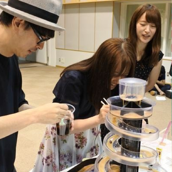 新興派對遊戲！日本流行起「流水珍珠」比賽，用筷子夾到越多奶茶料越多！