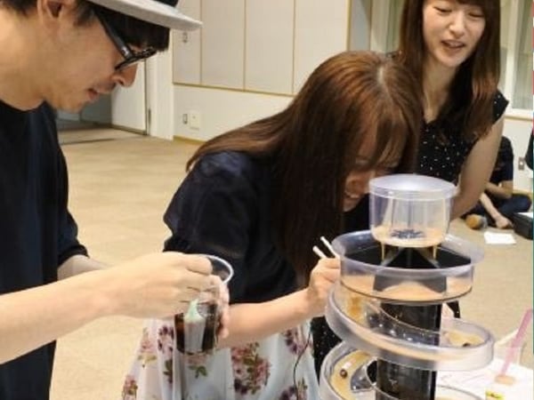 新興派對遊戲!日本流行起「流水珍珠」比賽,用筷子夾到越多奶茶料越多!