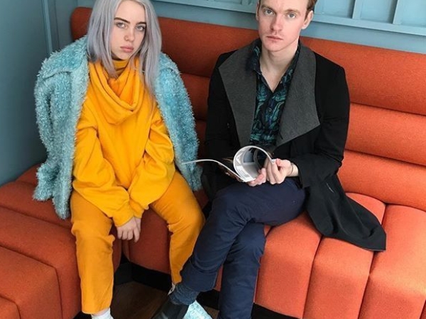 太唯美!Billie Eilish 聯手哥哥現場表演〈I Love You〉,粉絲興奮「這對兄妹超萌」!