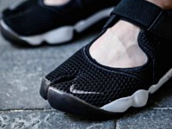 現在穿「豬蹄」才夠潮？！這 4 雙「醜得很時髦」的忍者鞋你跟上了嗎？