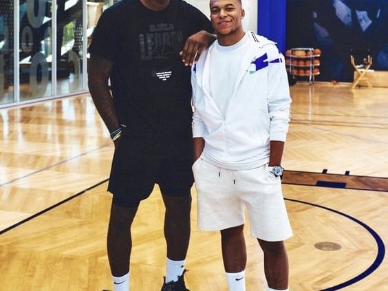 怪物球員穿怪物神鞋！Zion、LBJ 直接穿著 AJ4、LeBron 17 上場打球，網友： 鞋多就是任性⋯