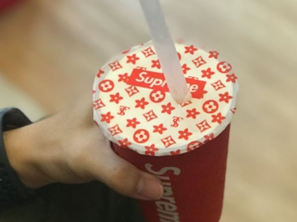 連至尊也跨足手搖飲？！Supreme 前進中國開設「Supreme Tea」飲料店，但等等⋯怎麼怪怪的？