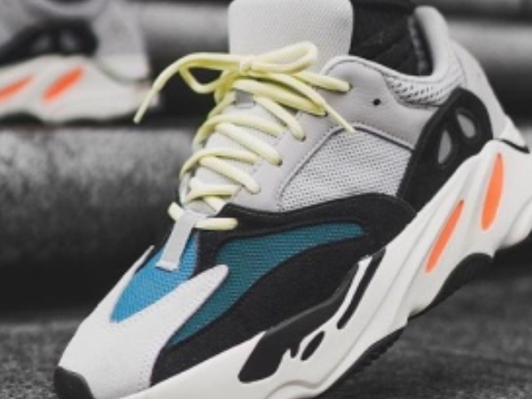 小賈也上腳的 Yeezy 700 OG 本週原價發售！肯爺口中的「Yeezy 帝國」新狠貨，網友卻狂幹譙！