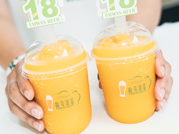 酒咖們注意！「18 天台灣生啤酒」快閃店在華山開張啦！還有限定版的大人口味芒果啤酒冰沙！不喝不行！