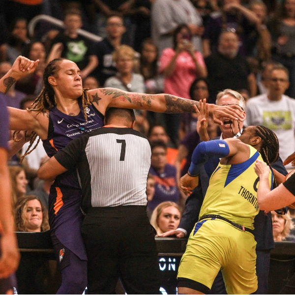 女子大亂鬥！WNBA 明星中鋒比賽爆走「1 挑 5」跟對手互毆，男裁判出面制止還差點攔不住！