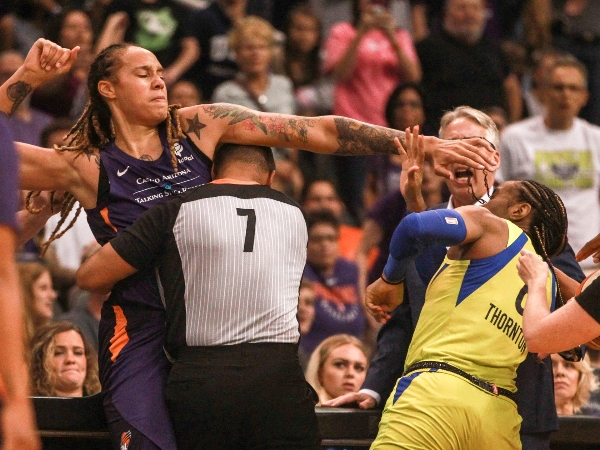 女子大亂鬥！WNBA 明星中鋒比賽爆走「1 挑 5」跟對手互毆，男裁判出面制止還差點攔不住！