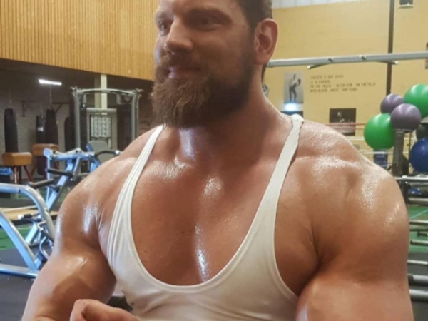 世界最高健美運動員！218 公分肌肉猛男加盟《黑寡婦》，網友驚：他是反派的話怎打得贏？