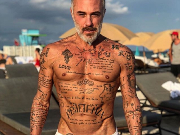 高招！義大利富豪 Gianluca Vacchi 開遊艇趴把辣模「翹臀當鼓拍」引砲轟，他決定這樣反擊批評！