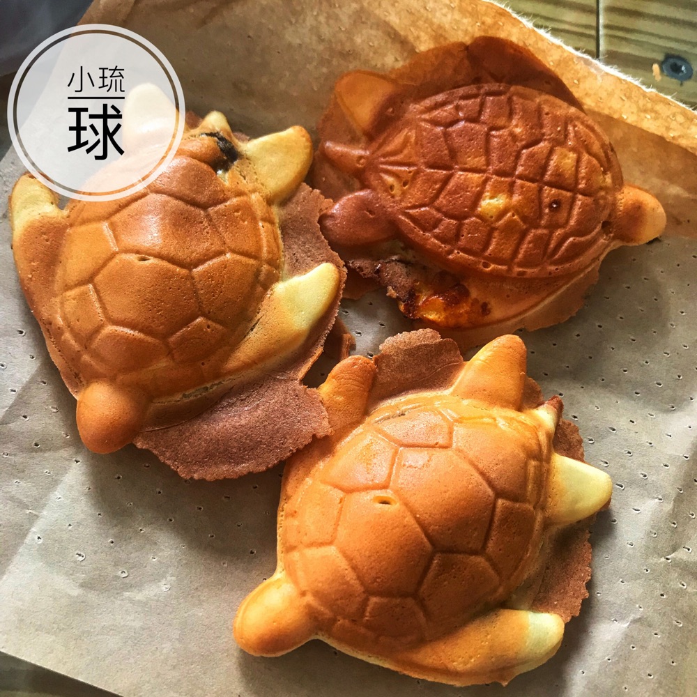 暑假來去小琉球踏浪放空吃美食！飛魚卵烤餅、海龜燒、蜂巢蝦⋯特色料理讓你呷嘎併軌