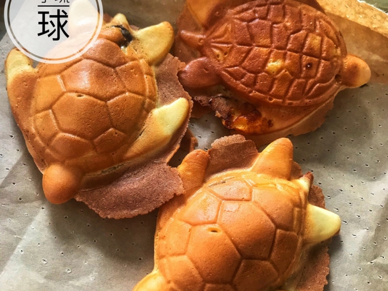 暑假來去小琉球踏浪放空吃美食！飛魚卵烤餅、海龜燒、蜂巢蝦⋯特色料理讓你呷嘎併軌