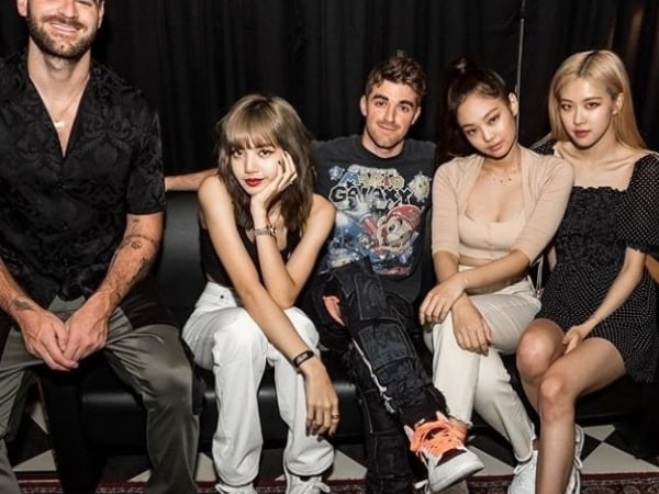 搶合照!老菸槍雙人組直呼被 BLACKPINK 正妹電翻「一夜就墜入愛河 3 次」!
