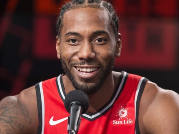 改走高調路線？！Kawhi Leonard「爆炸頭」新髮型搶先曝光，球迷熱議：「好像年輕的 Kobe！」