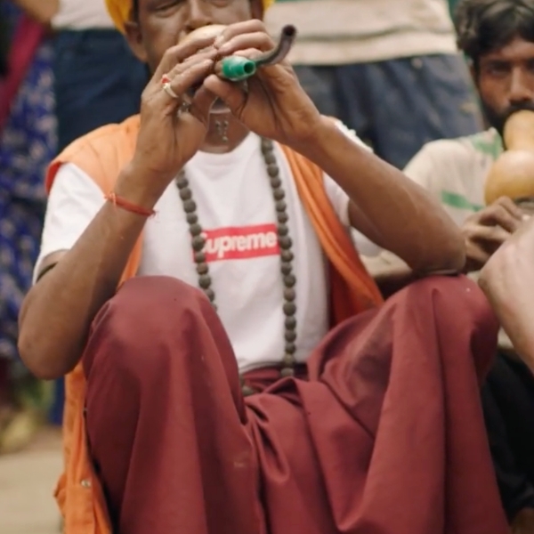 印度街頭驚見穿著 Supreme Bogo Tee 的弄蛇人？！網友：「玩蛇的比我還潮」
