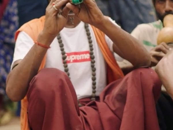 印度街頭驚見穿著 Supreme Bogo Tee 的弄蛇人？！網友：「玩蛇的比我還潮」