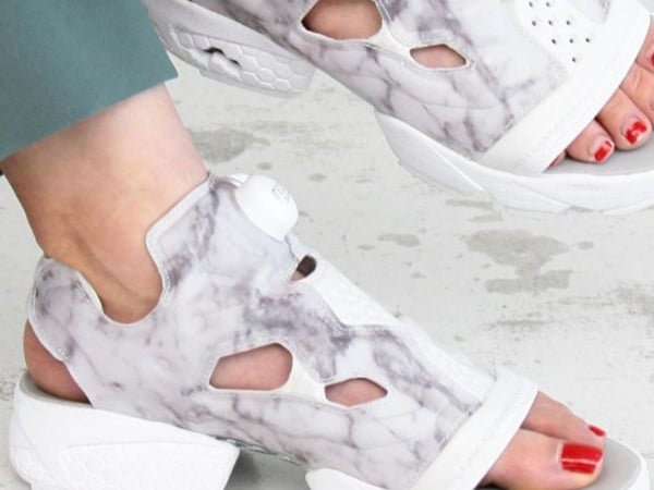 Nike、New Balance 等 5 雙「球鞋變涼鞋」推薦，你最愛的 Air Force 1、990 元組灰通通有！
