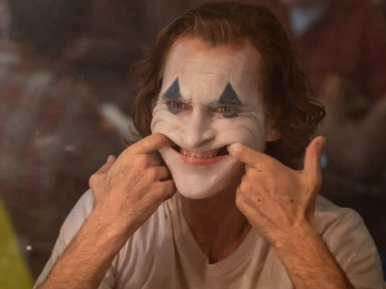 《小丑:雙重瘋狂》瓦昆菲尼克斯 Joaquin Phoenix 坦承為詮釋角色,專程研究「精神疾病式笑容」!