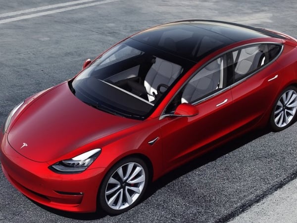開「電動超跑」才炫砲!特斯拉 Model 3 在台正式發表,155 萬起就能開回家飆高速