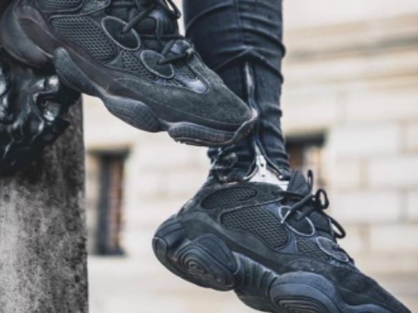 不用吃土也可以買爆款鞋!原來「Yeezy 500、AJ 1 扣碎籃板」最佳替代方案是這些!