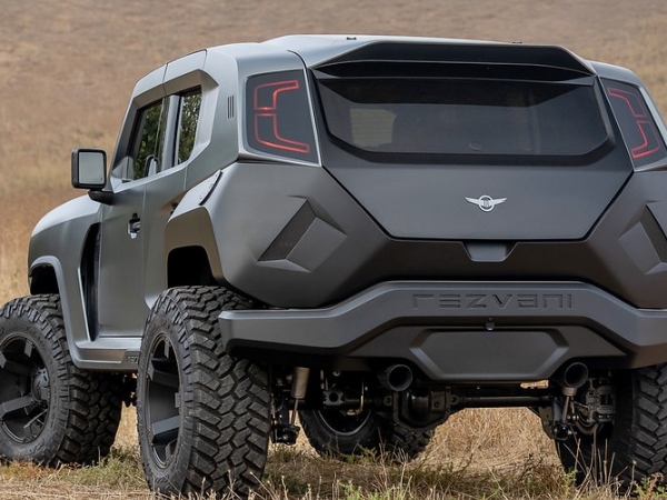 根本是民用版坦克！2020 Rezvani Tank 植入地獄貓引擎、軍規等級防護，就算核彈打來也不怕