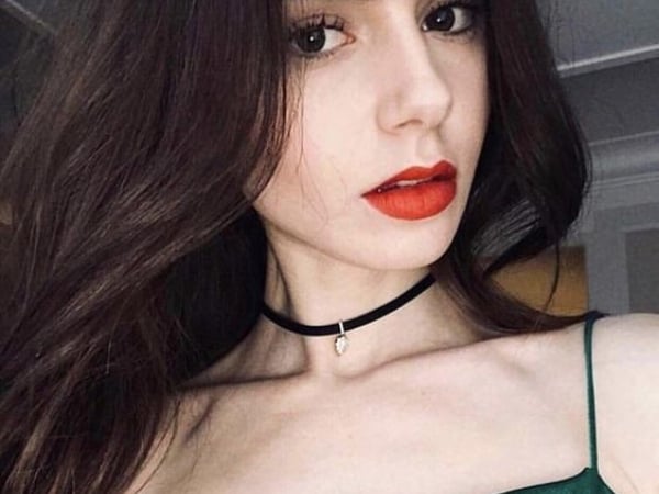 艾蜜莉在巴黎之前就注意她了！回顧莉莉柯林斯 Lily Collins 5 個「絕美瞬間」！