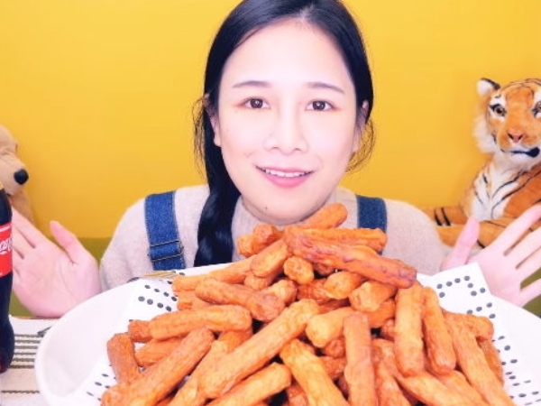 網路論戰大胃王「千千」護理師轉戰 Youtuber 很勵志？網曝：「原本月薪就打趴超多人⋯」