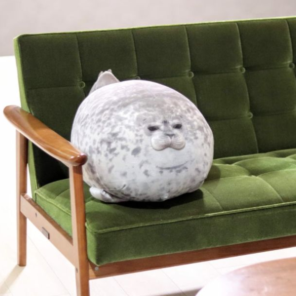 療癒系！日本水族館推出「圓滾滾海豹」抱枕，光是放在沙發上就可以這麼有喜感？