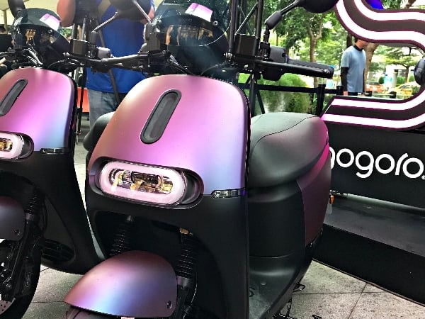 【老 J 推車】每個角度看都不一樣!全新 Gogoro S2「光譜靛」漸層配色超搶眼,搭載 ABS 讓騎乘更安全!