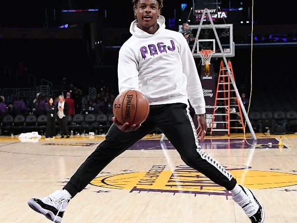 他真的 14 歲?詹皇兒子 Bronny 大秀「高難度拉桿上籃」得分,父親狂讚:「太猛了吧!」