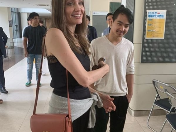 同學的媽媽是安潔莉娜裘莉！18 歲兒子到南韓留學，好萊塢巨星現身引校園轟動！