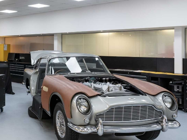 機關槍、煙霧製造機、牌照翻轉通通神還原！Aston Martin 復刻 007 經典坐駕 DB5 全球僅 25 輛