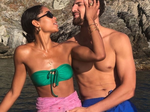 「她是我的甜心！」Klay Thompson 公開與女友《蜘蛛人》蘿拉交往，前隊友調侃「終於有人愛你了！」