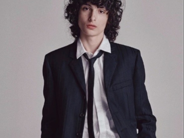 《牠：第二章》童星 Finn Wolfhard 兩年內身高飆近 180 公分，嘴砲王「瑞奇」變高挑型男！