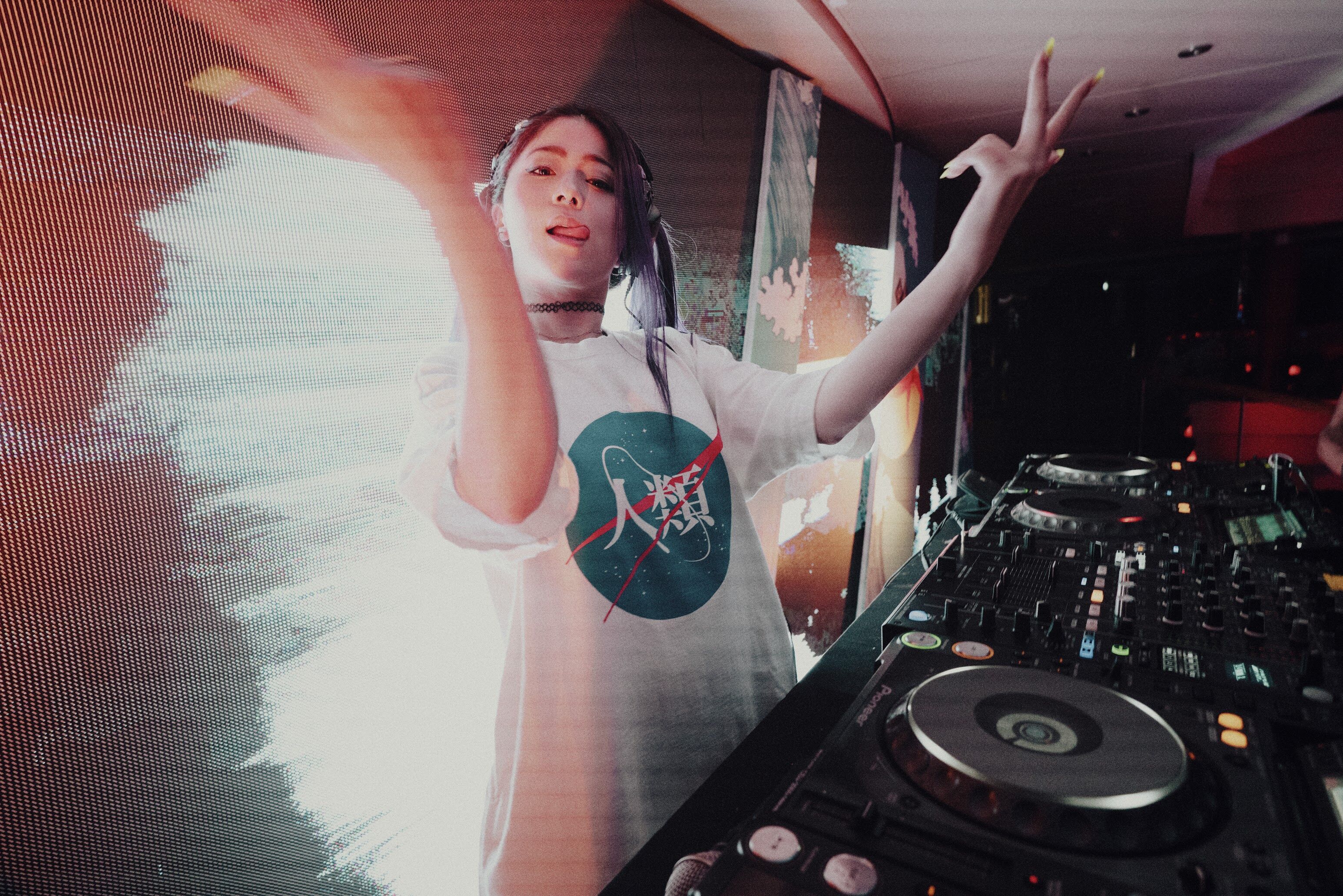 有顏值又會刷碟！地表最強創作才女 DJ Ray Ray 重磅出輯 《 ALIEN INVASION 》，男網友：「噴鼻血啦⋯」