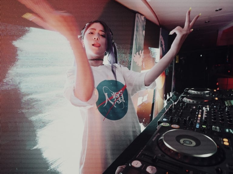 有顏值又會刷碟！地表最強創作才女 DJ Ray Ray 重磅出輯 《 ALIEN INVASION 》，男網友：「噴鼻血啦⋯」