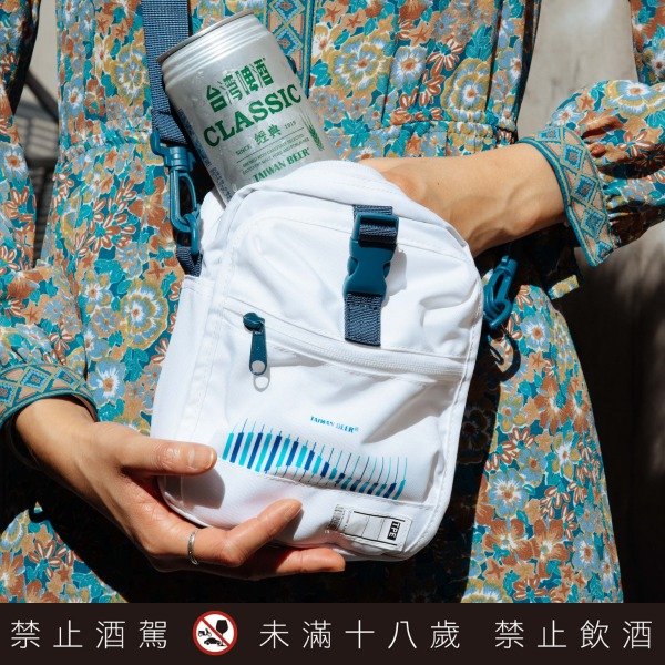 當經典走入潮流，plain-me x 台灣啤酒聯合推出隨行小包！我的風範隨我作主，堅持自我便是經典！