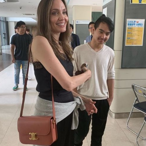 安潔莉納裘莉送兒子上學引騷動，但內行人只注意到她揹的包有多屌！這 3 款「轟動系精品包」你入手了沒？