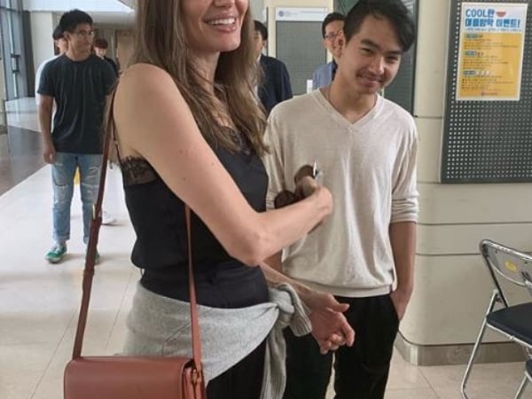 安潔莉納裘莉送兒子上學引騷動，但內行人只注意到她揹的包有多屌！這 3 款「轟動系精品包」你入手了沒？